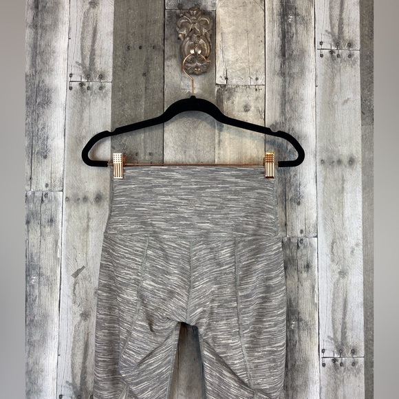 Lululemon Wunder Under Crop II Scallop 23" in We Are From Space Size 6. - Picture 5 of 15